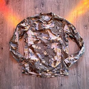 Kuiu Peloton 118 Crew Neck Base Layer. Valo Camouflage. Size Medium.